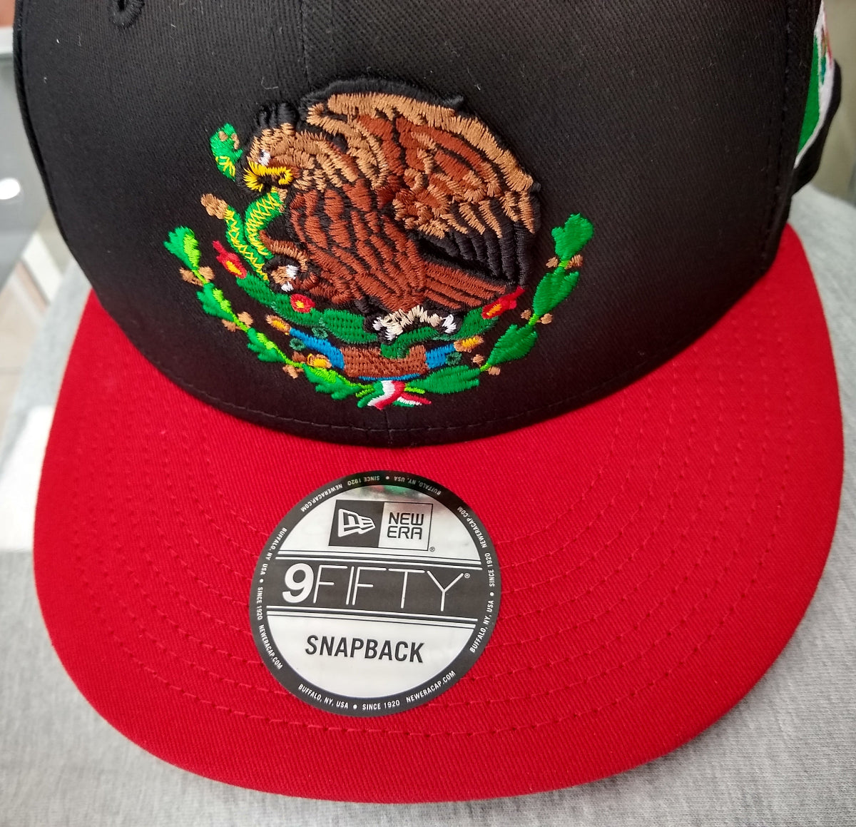 Embroidered Shield and flag SnapBack Mexico Black - Red Hat Peligro Sports