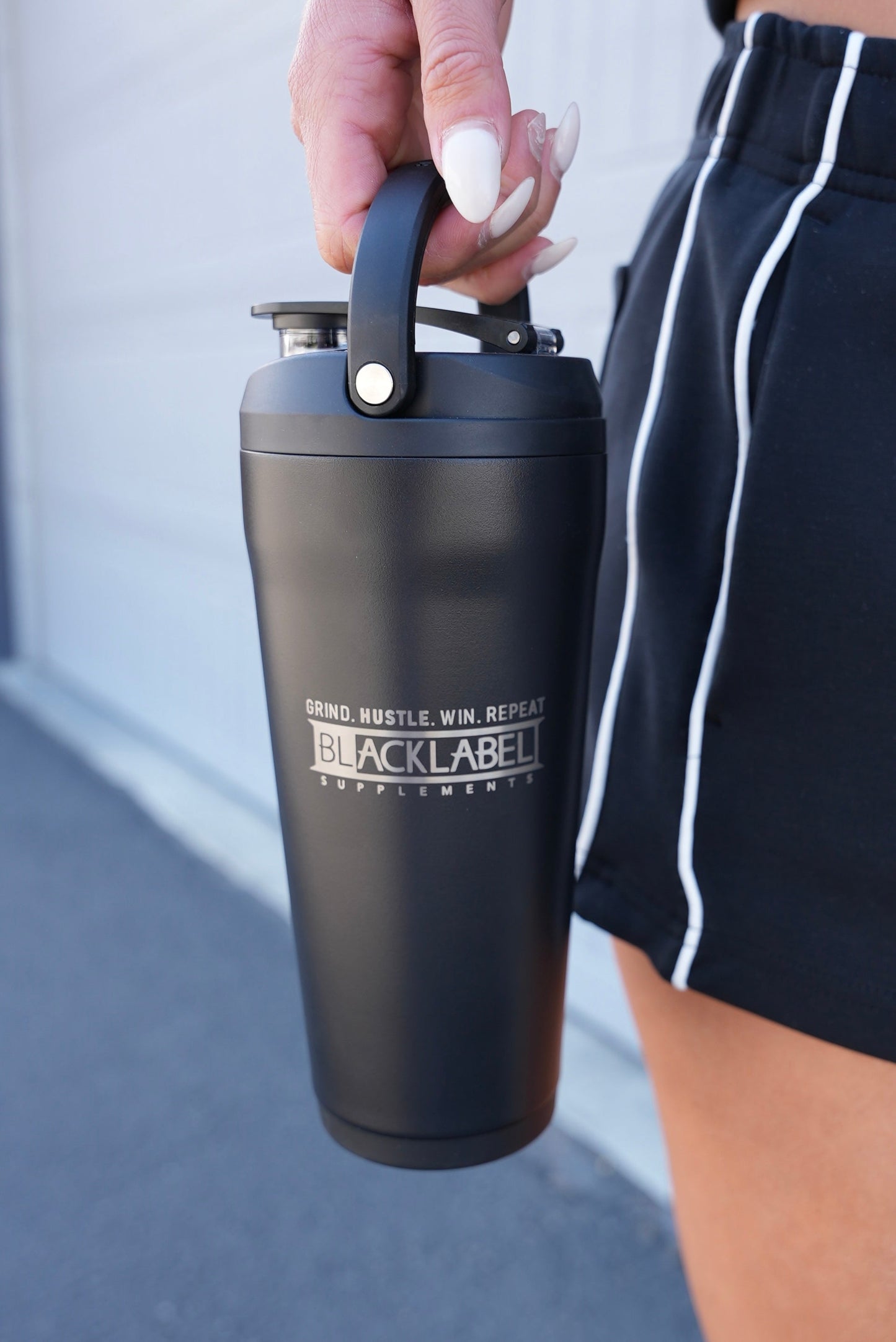 HYDROJUG 24 OZ. INSULATED SHAKER BLACKLABEL Supplements